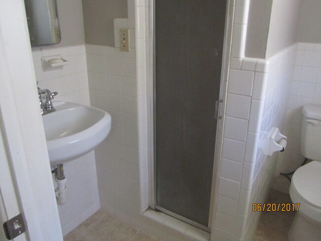 Building Photo - Amazing 3-bed 2-bath Rental in Midwest Cit...