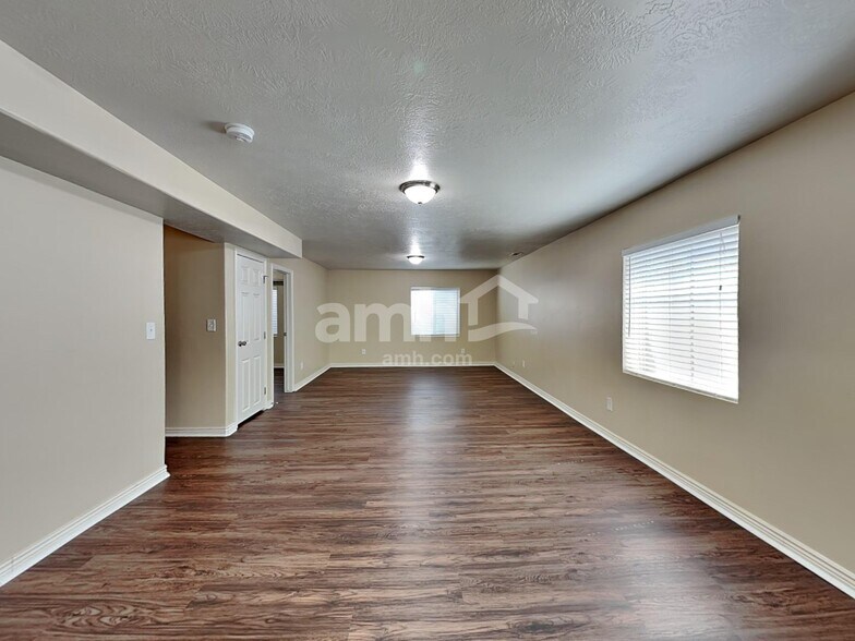 Building Photo - 31 W Clear Water Dr