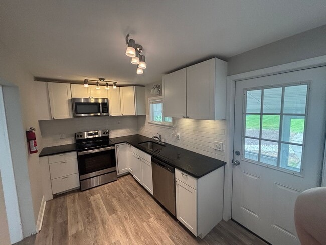 Building Photo - Single Family Home Available for Rent in t...