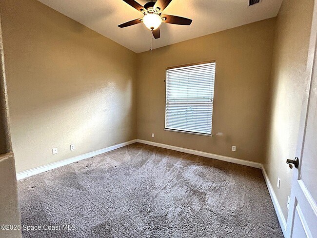 Building Photo - 1215 Clubhouse Dr