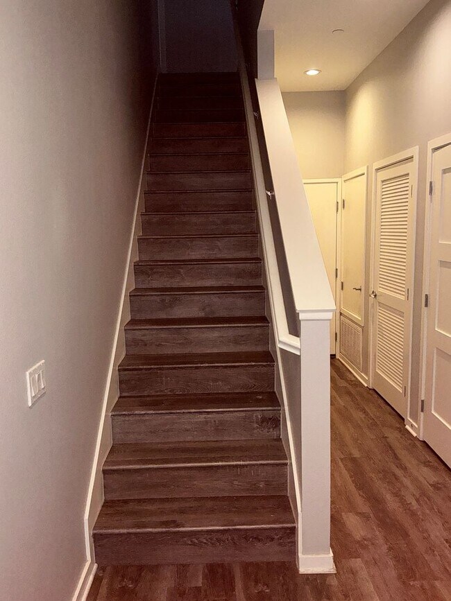 Building Photo - 3 Bedroom 3 Bath Townhouse Style Condo at Depot Walk in Orange