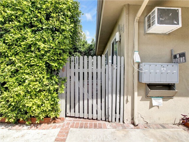 Building Photo - 1040 N Sierra Bonita Ave