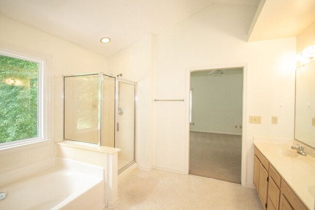 Building Photo - 207 Essex Dr