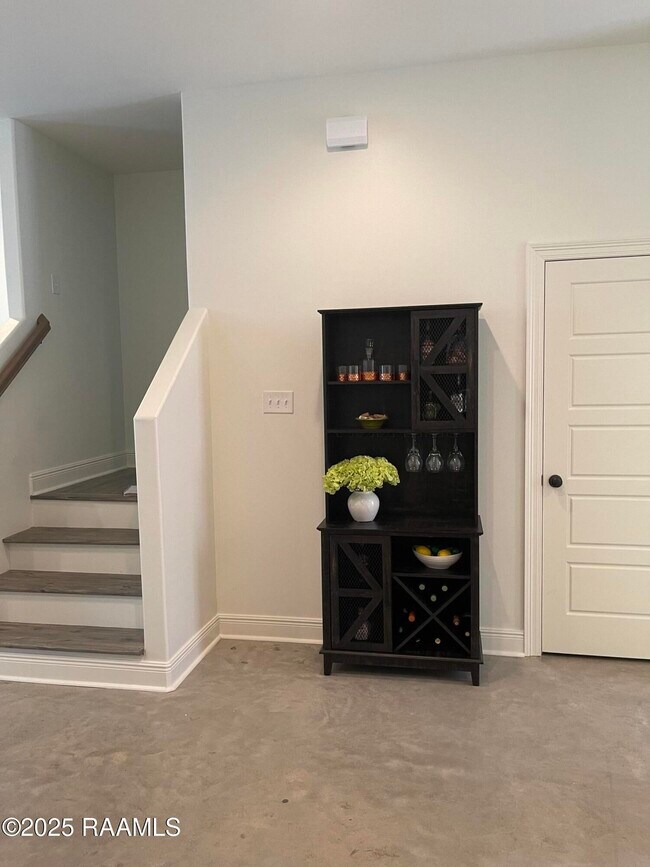 Building Photo - 721 Almonaster Rd