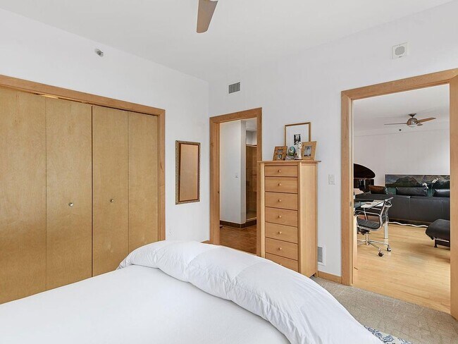 Building Photo - 215 10th Ave S