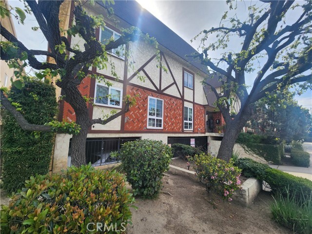 Primary Photo - 7432 Hazeltine Ave