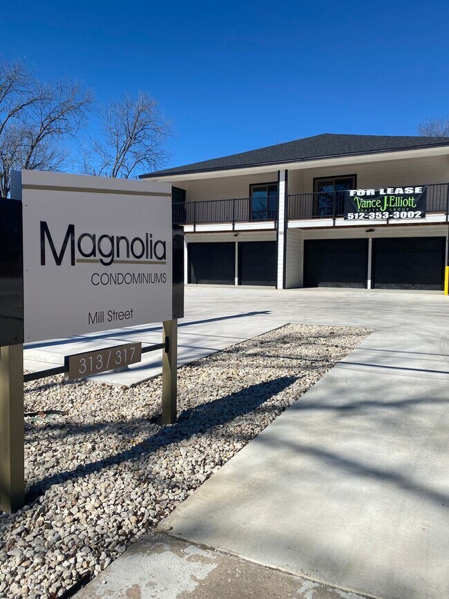 Building Photo - FULLY FURNISHED Townhome in Bobcat Village!