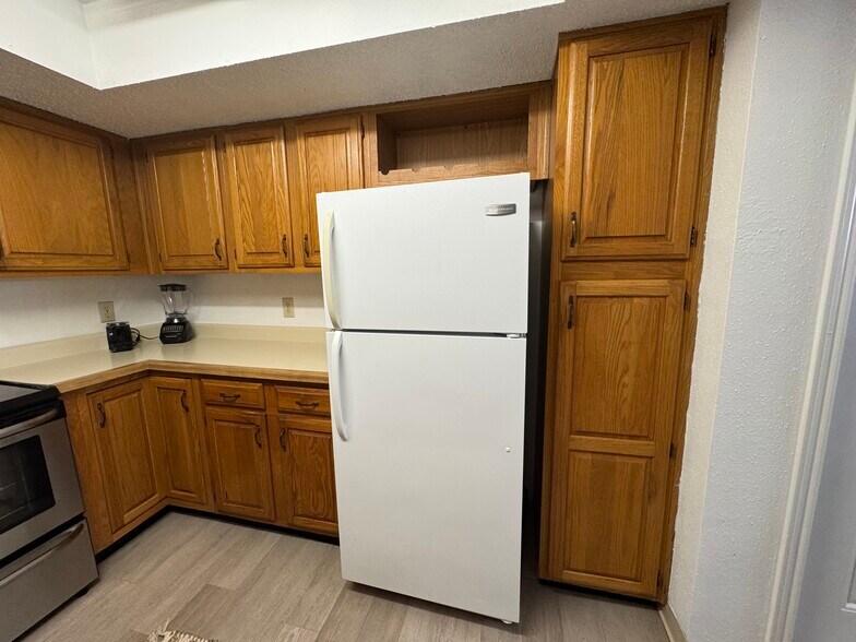Building Photo - 2826 S Bartell Dr
