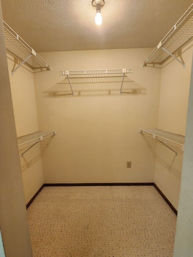 Building Photo - Spacious 3 Bedroom 3 Bathroom Home For Ren...