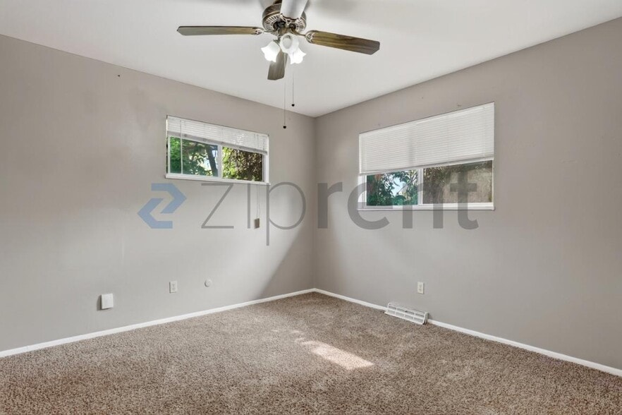Building Photo - Unit
