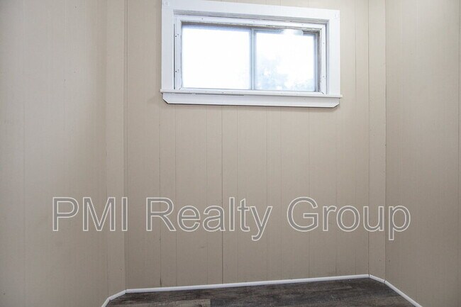 Building Photo - 888 Evangeline Rd