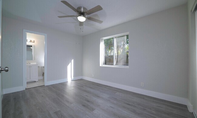 Building Photo - 1126 NE 16th Pl