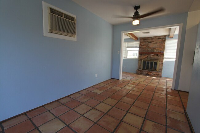 Building Photo - Charming 3 Bedroom 1.5 Bathroom POOL Home in Orlando!!