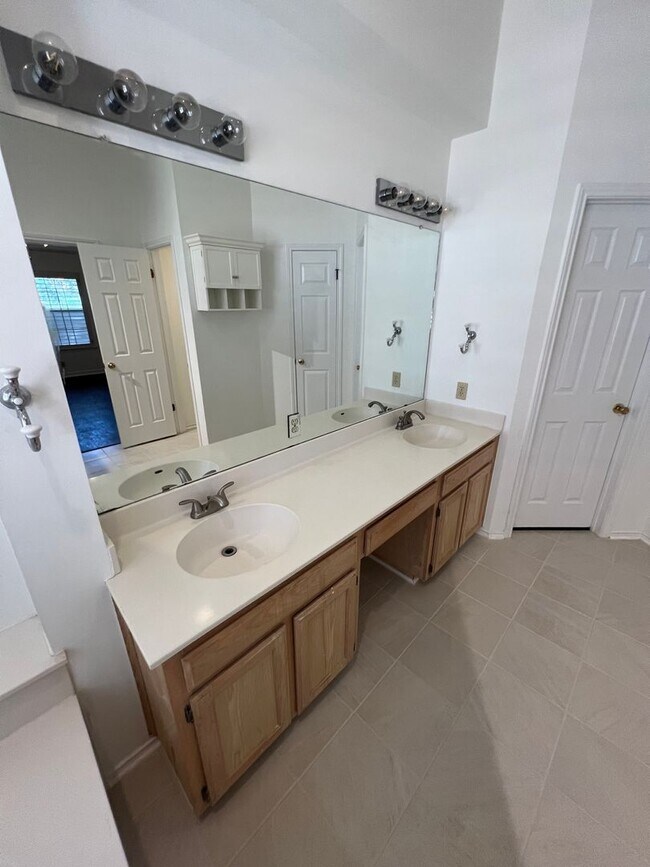 Building Photo - Spacious Canyon Creek 3 bed 2 bath Home