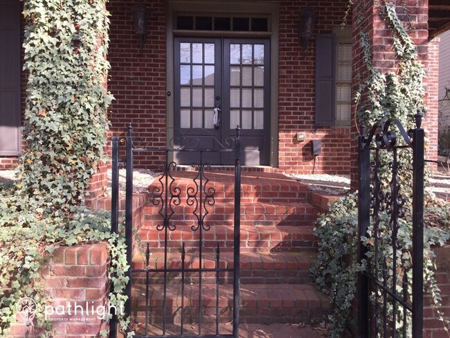 Building Photo - 1442 Hedgewood Lane Northwest