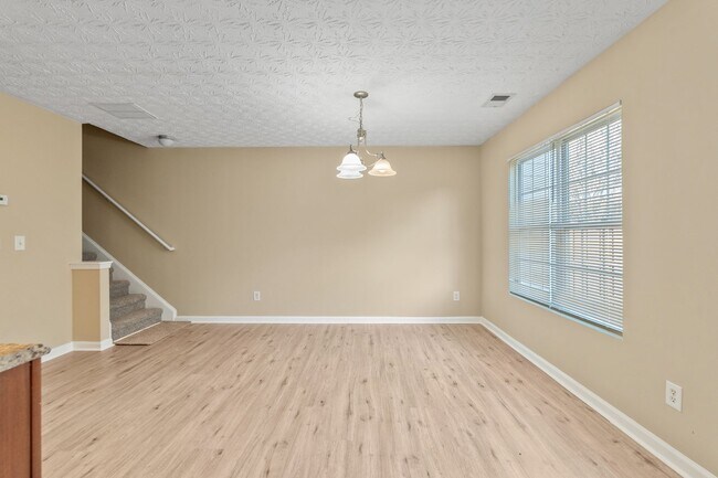 Building Photo - 3 Bedroom Townhome in Stonecrest!