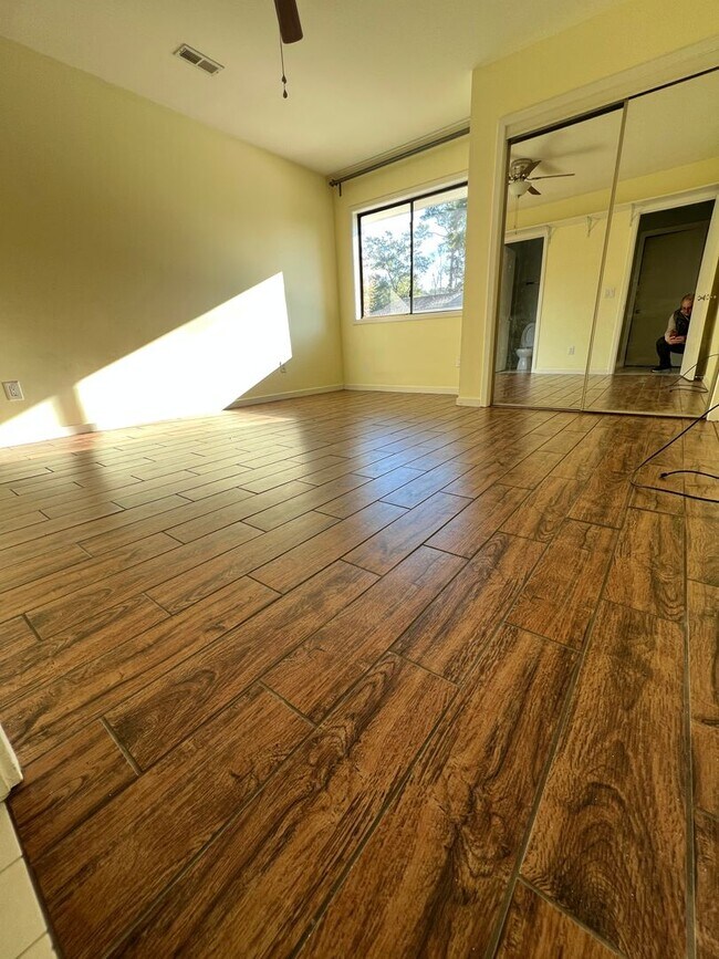 Building Photo - Introducing a charming condo in the heart of Wilmington, NC.
