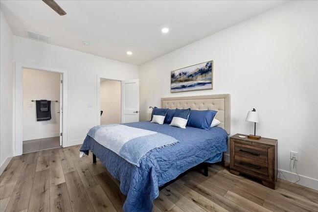 Building Photo - Downtown Townhouse