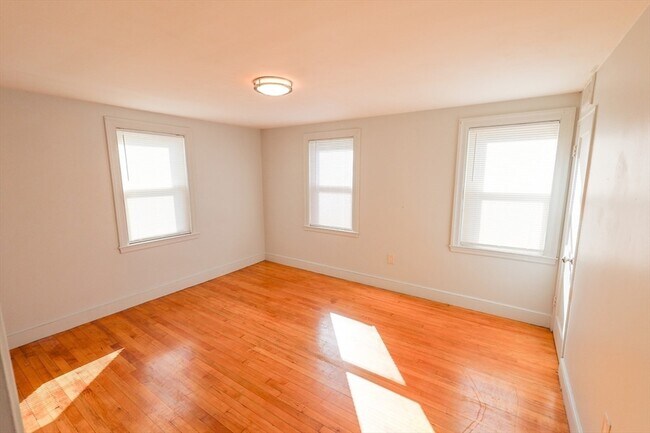 Building Photo - 15 Ridgeview Ave