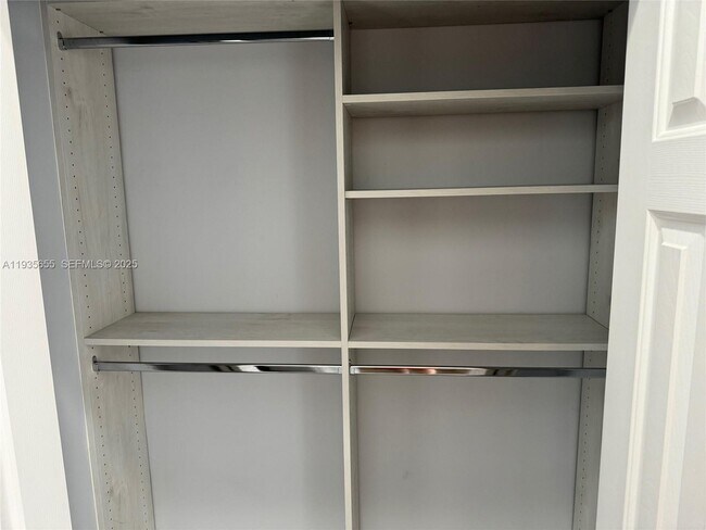 Building Photo - 652 W Palm Aire Dr