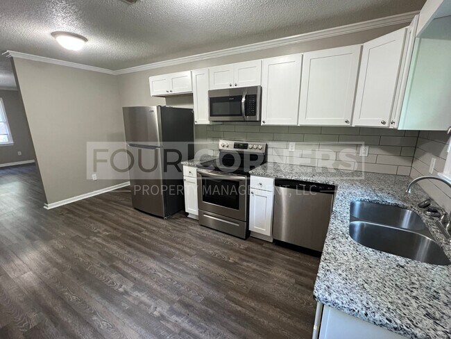 Building Photo - Lovely 2 Bedroom 1 Bath Apartment
