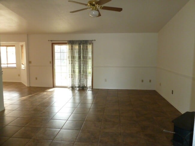Building Photo - Spacious Home in Desirable Quail Ridge Neighborhood