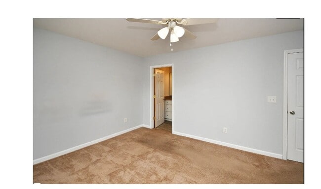 Building Photo - Charming 2-bedroom, 2.5-bathroom townhouse...