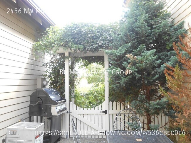 Building Photo - Light & Bright Forest Heights Home- Hardwo...
