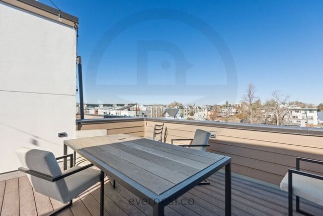 Building Photo - Beautiful Two Bedroom Townhome in Denver -...