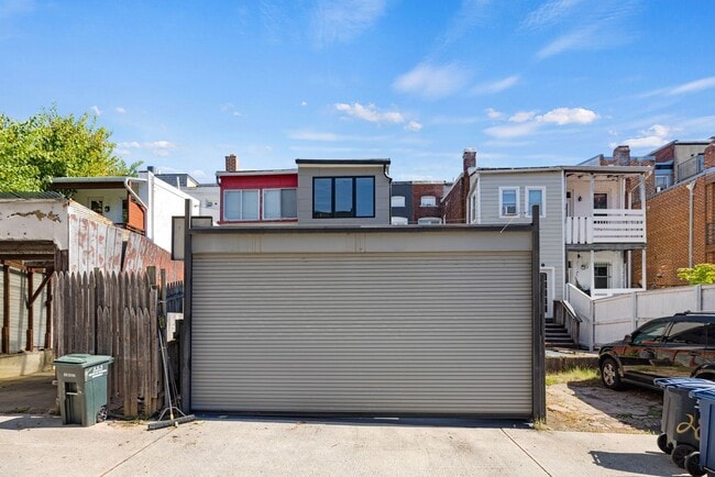 Building Photo - Gorgeous, Spacious 4BR with Updated Kitche...