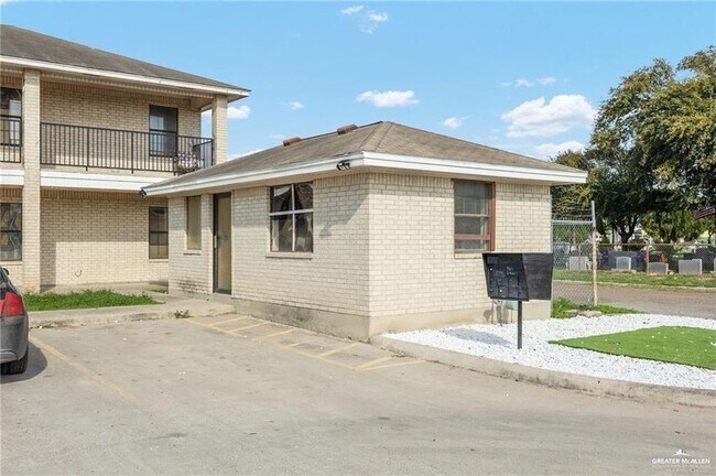Building Photo - 8 S Ave