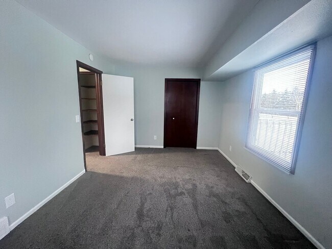 Building Photo - Rockford Schools!  4-Bedroom Duplex