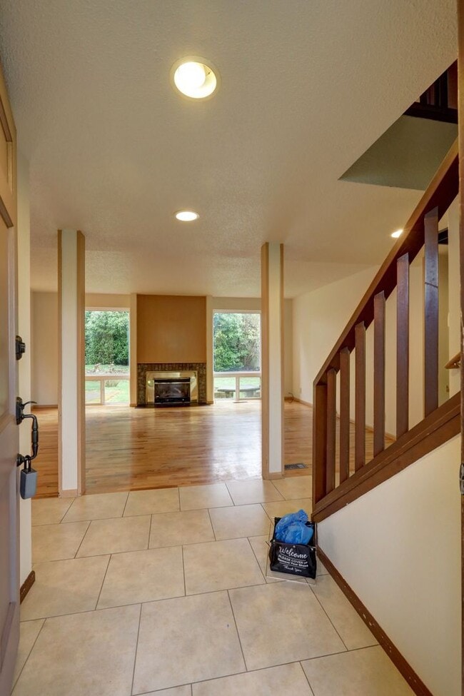 Building Photo - Bright spacious 4-bedroom 2.5 bath home in Bellevue