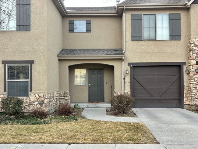 Building Photo - Lovely Townhome at Cottages on Ninth!