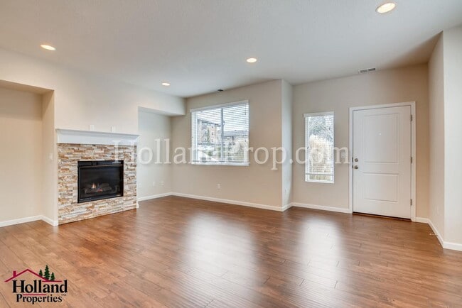 Building Photo - Stunning 3 Bedroom 2.5 bath Townhome in Hi...