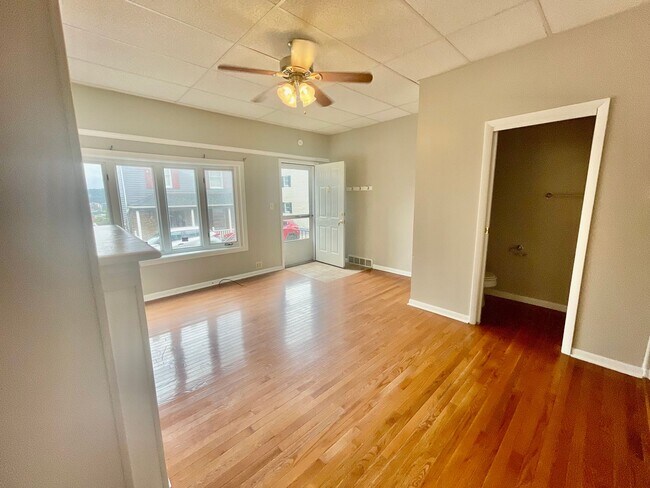 Building Photo - 3 Bed 1.5 Bath- Southside Pittsburgh PA
