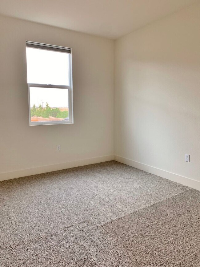 Building Photo - 4 Bedroom Home in Hollister