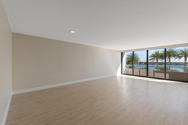Building Photo - 525 S Flagler Dr
