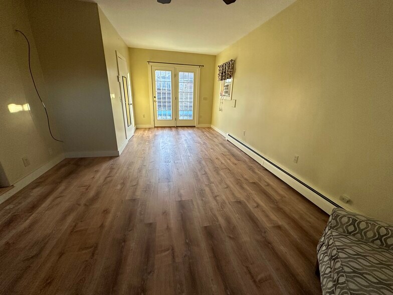 Building Photo - 4 Maple Ave