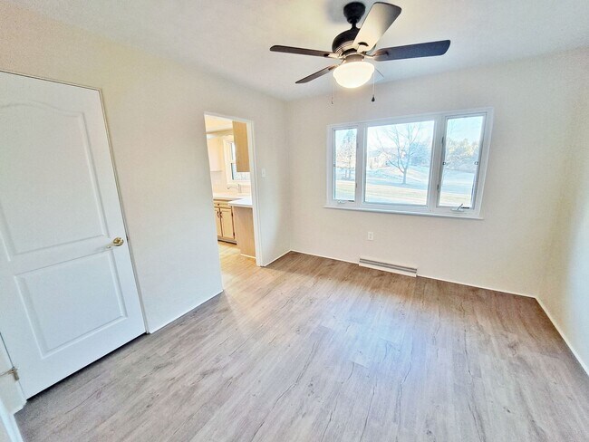 Building Photo - 3 Bed / 1-1/2 Bath Single Family Home w/ 2-Car Garage