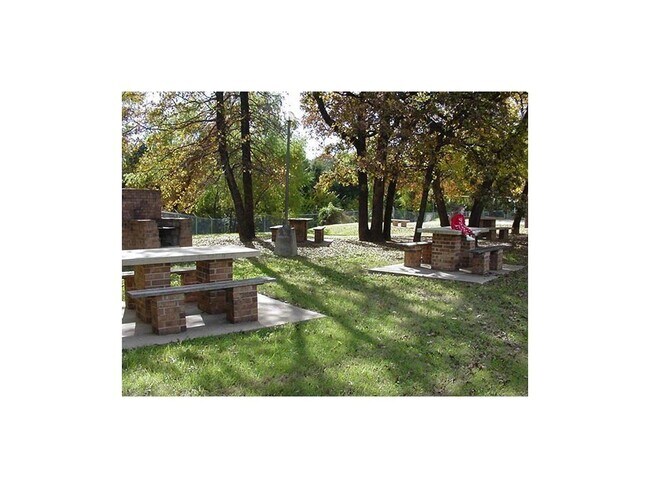 Building Photo - 2312 Balsam Dr