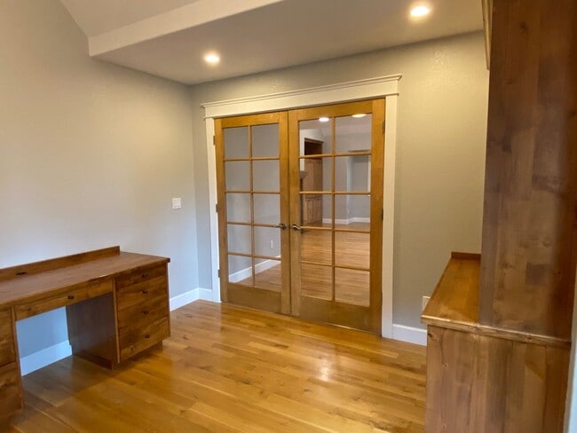 Building Photo - Northwest Crossing Gem! Bonus Office and Family Room