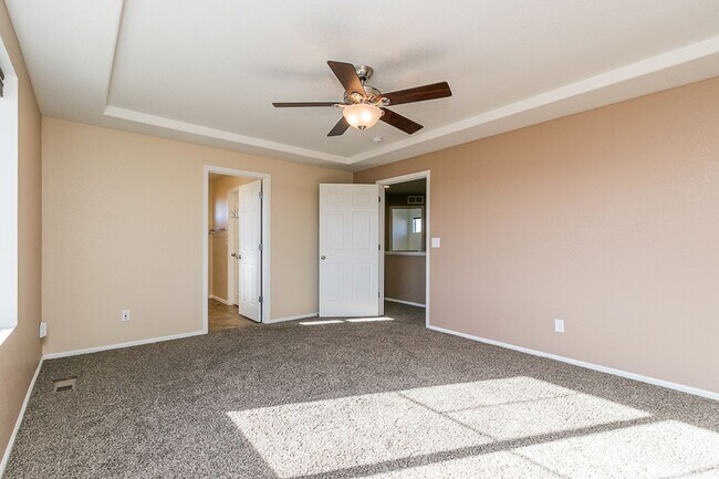 Building Photo - Beautiful 3 Bed 2.5 Bath in Thompson River...