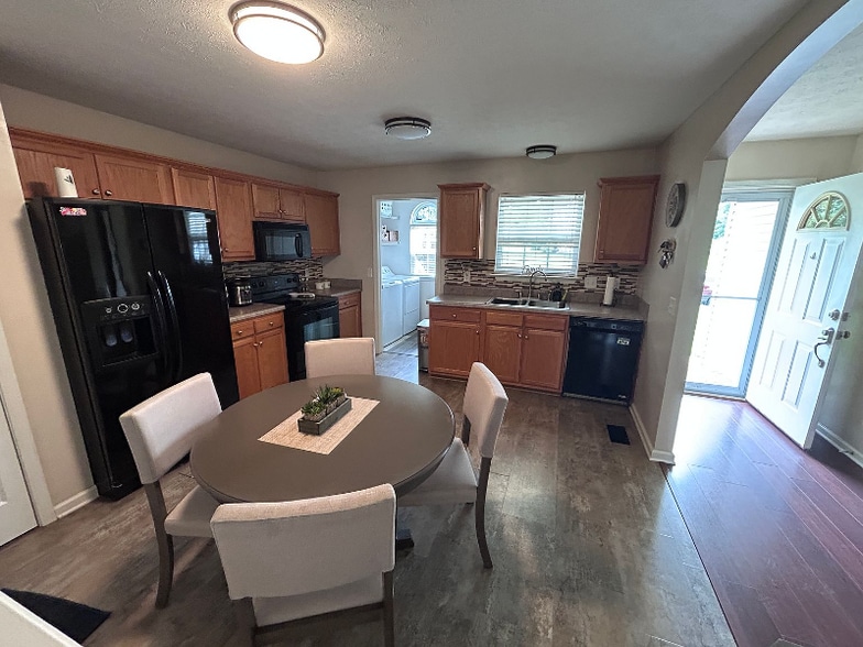 Building Photo - 1030 Woodland Dr