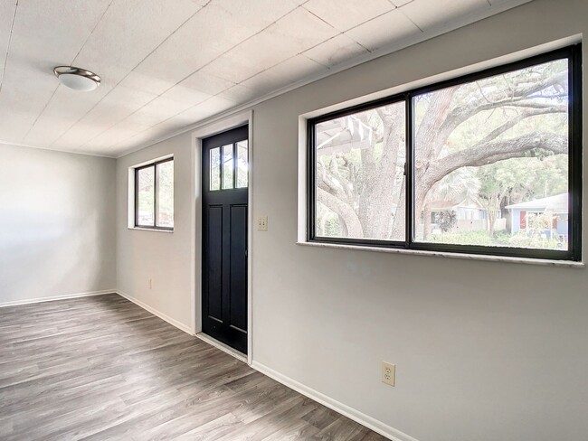 Building Photo - Available Now! Great Magnolia Heights Bung...