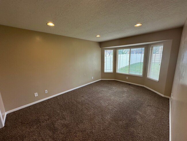 Building Photo - Great Family Home in Excellent West Jordan...