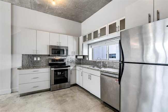 Building Photo - 721 SE 12th Ct