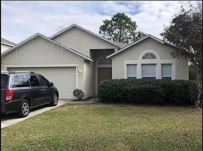 Front yard and big drive way - 881 Vanderbilt Dr