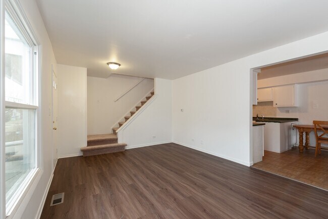 Building Photo - 1310 Kingsbury Dr