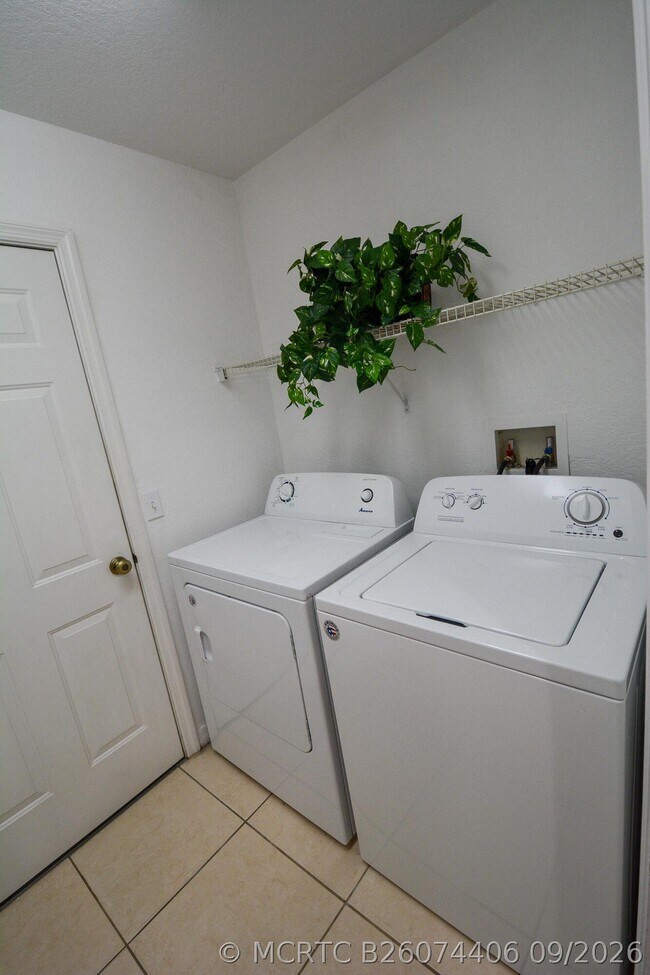 Building Photo - 1825 Sandhill Crane Dr